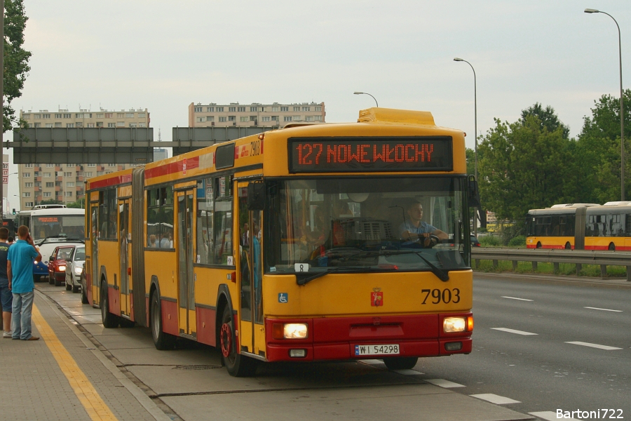 7903
Prezent od zajezdni "Redutowa" w postaci odkurzacza na 127. Dotychczas nie mogły się pojawiać na tej linii - nie dość, że do czerwca zakład ten nie miał udziałów na tym potworku, to nawet jak przejął parę brygad mógł wystawiać tu solówki. 
Słowa kluczowe: M181 7903 127 AlejeJerozolimskie