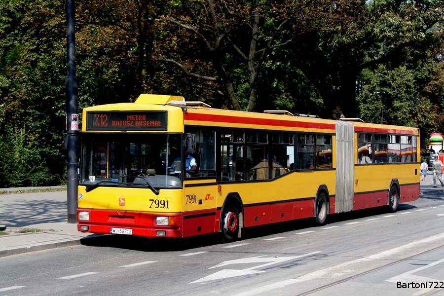 7991
Odkurzacz na kursującej z przeogromną częstotliwością co 2,5 minuty w szczycie Z12 (Dw. Wileński - Metro Ratusz Arsenał) stoi na tymczasowej pętli przy tym pierwszym krańcu. Całki obsługiwała "Stalowa" (BWL z 527) zaś dodatki "Redutowa".
Słowa kluczowe: M181M 7991 Z12 DworzecWileński