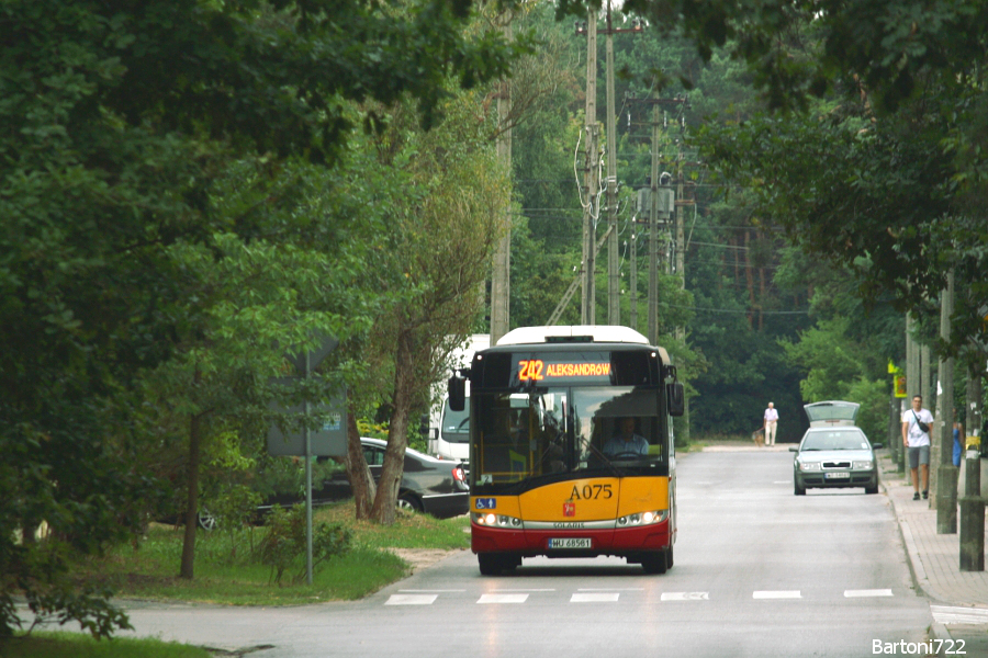 A075
Linia Z42 kursująca w dniach 9-18.08 na trasie Błota - Aleksandrów. Zastępowała w zasadzie dwie relacje: po pierwsze - wycofane z Aleksandrowa 142 (o czym może świadczyć numer zresztą ;) ), a po drugie - 213 na odcinku Falenica - Błota. Ponadto była bezpośrednim połączeniem przez tory w Falenicy. Frekwencja tej linii była raczej niska. 
Słowa kluczowe: SU8,6 A075 Z42 Narcyzowa