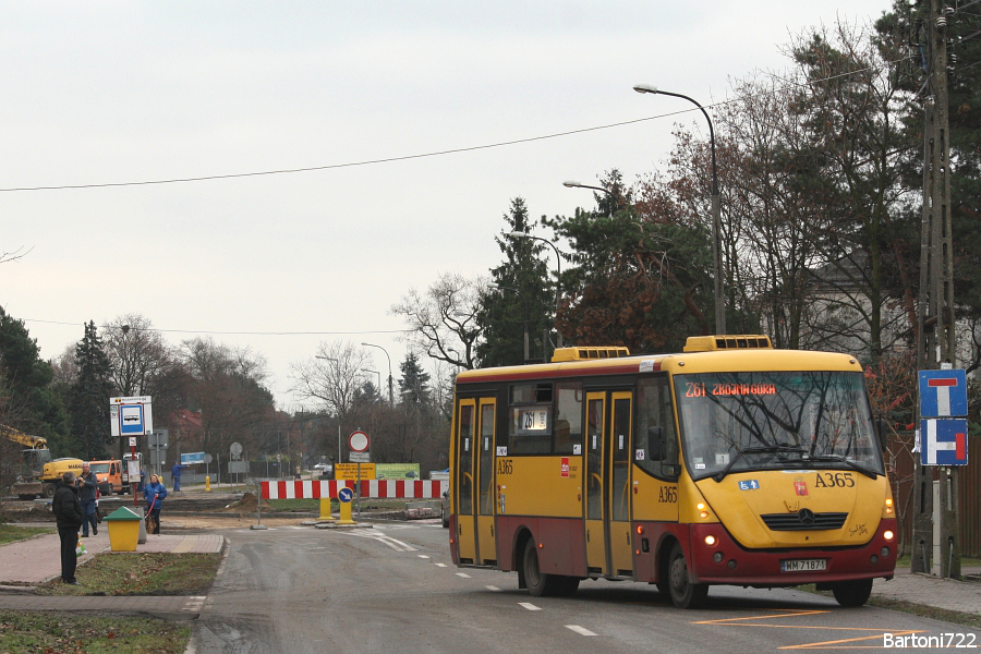 A365
Na czas remontu ul. Panny Wodnej (odcinek: Zasadowa - Patriotów) linia 161 została skrócona do ZP "Zasobna". Od Mozaikowej do Zbójnej Góry jej rolę przejęła uruchomiona na ten czas (od 4 do 17 listopada) linia Z61. Od 18 listopada odcinek od Zasadowej do ul. Mrówczej został już otwarty dla ruchu, przez co Z61 mogło być pogrzebane, a 161 wróciło na Zbójną Górę (objeżdżając oczywiście nadal remontowany kawałek od Mrówczej do Patriotów). Na zdjęciu Solina zawraca, podstawiając się na tymczasowy kraniec "Mozaikowa".
Słowa kluczowe: Solina A365 Z61 Mrówcza