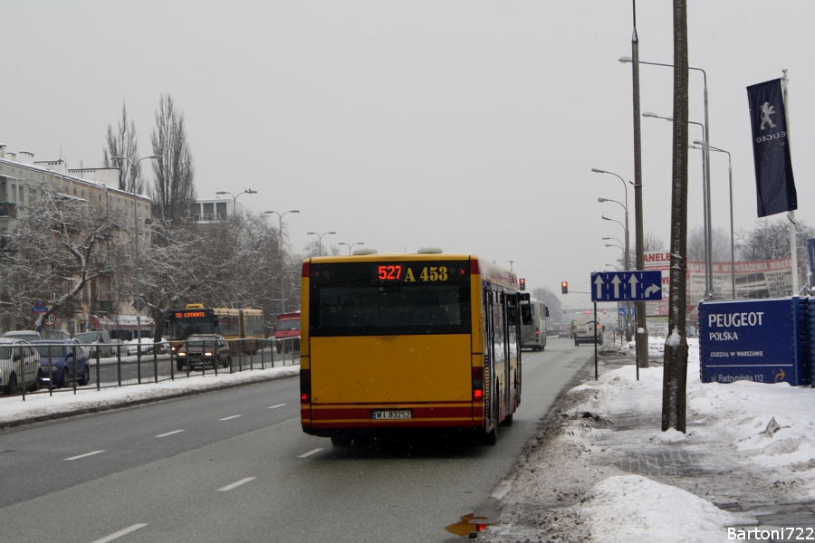 A453
Poranna ciekawostka na 527. Nie wiem, jak długo przejeździła bez podmiany. Niemniej jednak, po licznych promocjach dnia poprzedniego (m.in. na 126, 212 czy 302) dziwadeł w drugą stronę się nie spodziewałem. ;) Stąd też zdjęcie jedynie od tyłu. 
Słowa kluczowe: NL223 A453 527 Radzymińska