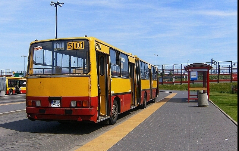 5101
Wóz 5101 - mój ulubiony Ikarus 280.58 - skasowany pod koniec 2010 roku, w którym to właśnie obsłużył widoczny maraton na linii 111.
PS. Witam w galerii.
Słowa kluczowe: IK280 5101 111 Gocław