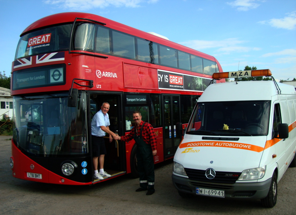 Wrightbus
Naprawione. Robert - angielski szofer, i fachowiec z MZA wymieniają uściski.
Słowa kluczowe: Wrightbus LT2 Ordona 2013