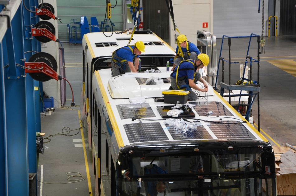 SU18 
Montaż paneli fotowoltaicznych i agregatów klimatyzacji na dachu Solarisów budowanych dla Warszawy.
Słowa kluczowe: SU18 BolechowoFabryka 2015