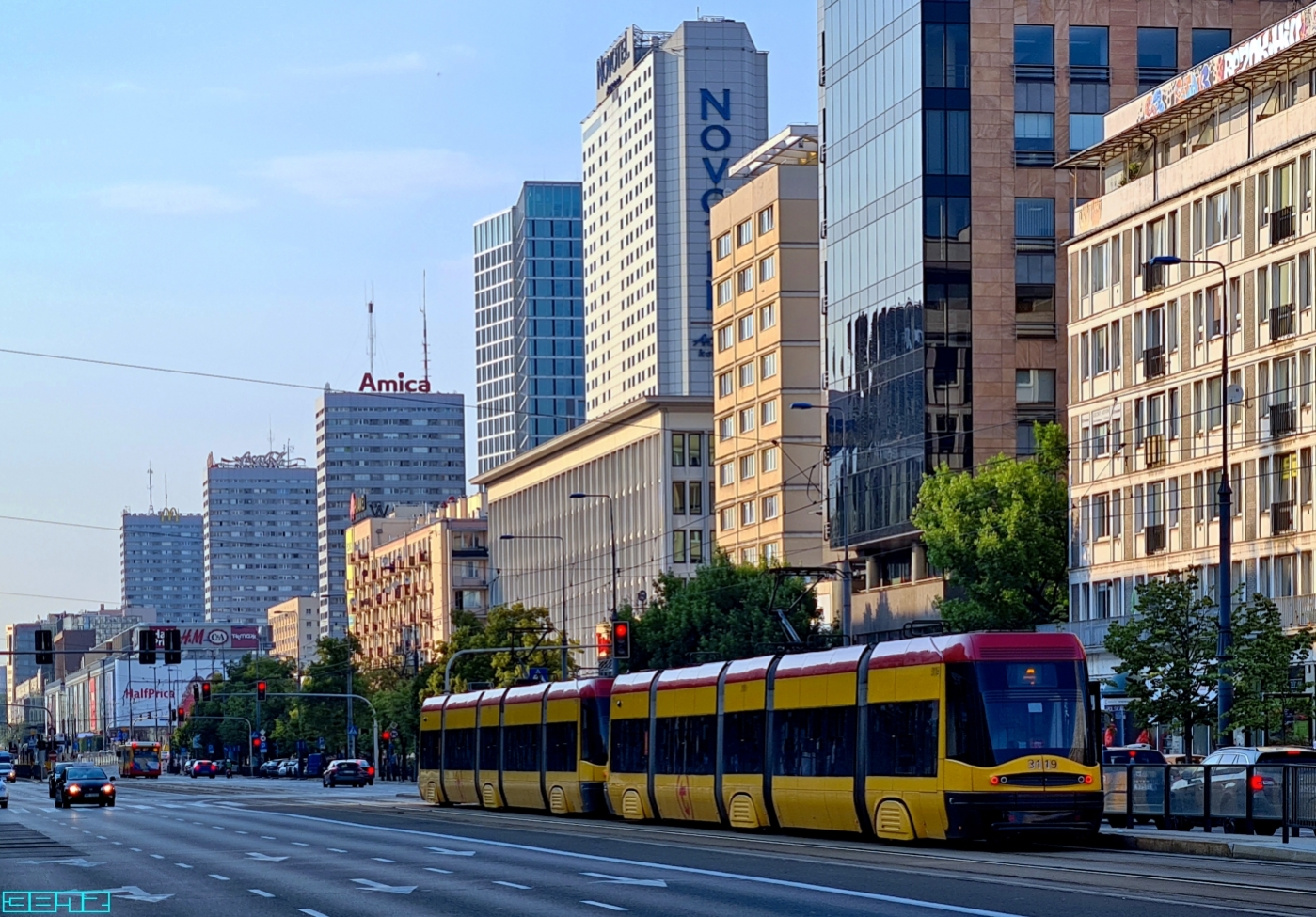 3119
Forma otwartej księgi następcy Universalu złamała niestety uzasadnioną prostą pierzeję Marszałkowskiej, dla której odbiciem i dominantą była okrągła Rotunda PKO. Dzisiaj te dwa budynki stanowią wbrew idei projektantów Ściany Wschodniej konkurencję dla samych siebie. Nazywa się to fachowo dysonansem w architekturze. Kto na to pozwolił...
Słowa kluczowe: 120Na3119 4 MarszałkowskaHoża 2021