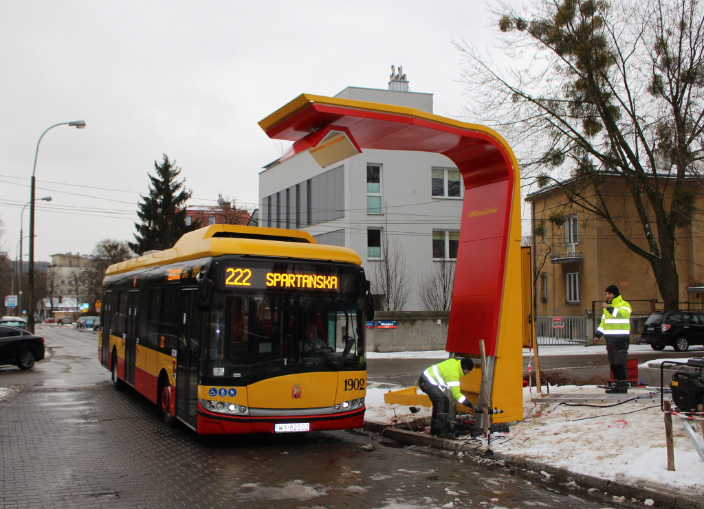 1902
''Sieć 19 tego typu ładowarek Miejskie Zakłady Autobusowe zbudują na terenie całej Warszawy. Konstrukcja pierwszej z nich stoi już na terenie pętli przy ulicy Spartańskiej, jej łącze energetyczne zostanie uruchomione najprawdopodobniej wiosną. Budowa sieci ładowarek będzie prowadzona równolegle do jednej z największych inwestycji Miejskich Zakładów Autobusowych – zakupu 130 przegubowych elektrycznych. To nowość w Warszawie i Polsce – na razie w naszym kraju nie ma jeszcze ani jednego przegubowego elektrobusa.''

Zdjęcie i opis : MZA.

Zdjęcie z produkcji SU18IVEL właśnie zamieściliśmy w galerii Warsztat.
Słowa kluczowe: SU18EL 1902 222 Spartańska 2017