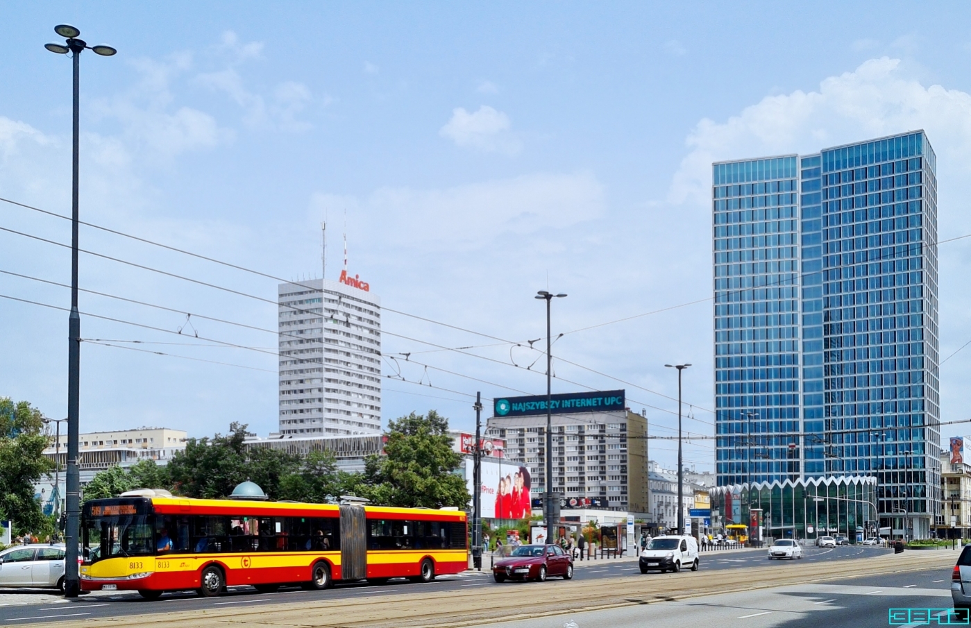 8133
Następca Universalu to dzisiaj powszechna architektura niestety. Szklane domy teraz wciskają nam inwestorzy, niekoniecznie w dobrych proporcjach i stylu... Niby otwarta księga, jednak czy o to chodziło w tak spektakularnym miejscu? Niezbyt to dosłowne? I co gorsza stosowne?
To odpowiedź dla wielu, dlaczego dzisiejsza Warszawa wydaje się im po prostu brzydka. Rządzą niestety wielkie pieniądze i kaprysy ich właścicieli.
Przed wojną Warszawa miała piękny detal i była raczej ceramiczna, co stwarzało klimat przytulności i zaułkowości raczej, a nie gigantycznej tafli. Wówczas także były w grze pieniądze, tyle że mentalność inwestorów diametralnie różniła się od tych dzisiejszych.
Zapewne stąd wynikają powstałe dysonanse.
Słowa kluczowe: SU18 8133 519 AlejeJerozolimskie 2021