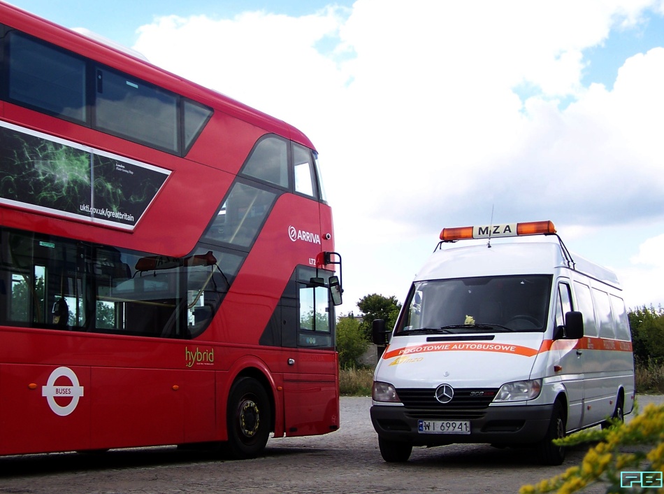 Wrightbus
MZA było bardzo uprzejme. Przysłało na parking swoje pogotowie i fachowo zamontowało dostarczony właśnie kurierem z Anglii nowy hamulec postojowy (włącznik).

Podziękowania dla MZA ze strony Ambasady Wielkiej Brytanii.
Słowa kluczowe: Wrightbus LT2 Ordona 2013