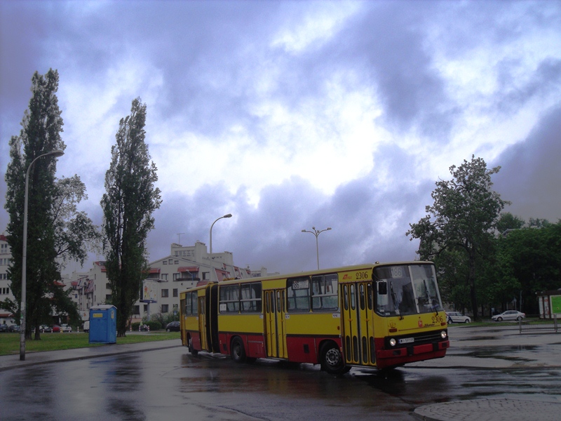 2306
Ech, ten lewarek... Co mnie zdziwiło, wyjechał, spóźniony z zajezdni o 3 minuty, odjechał,, podjechał, pod ekspedycję po czym kierowca otrzymał, informację żeby zawrócił z powrotem na peron i odczekał tam jeszcze pięć minut... I tak właśnie zamiast odjechać o 15:26, odjechał o 15:36... 
Pozdrowienia dla kierowcy oraz jego towarzyszów ;)
Słowa kluczowe: IK280 2306 186 Szczęśliwice