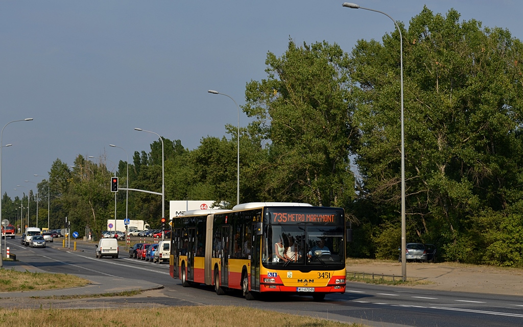 3451
Po dłuższej nieobecności na Omni-Busie witam wszystkich userów. ;) A swoją drogą, jeszcze w czerwcu na tej brygadzie można było uświadczyć Ikarusa, a teraz... szkoda gadać.
Słowa kluczowe: LionsCityG 3451 735 Płochocińska