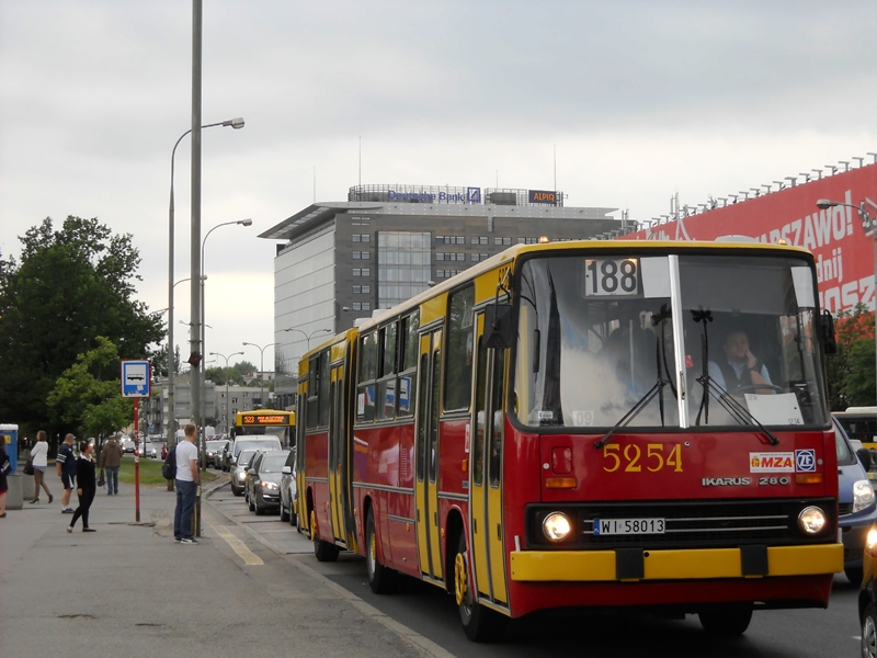 5254
Mój ulubiony woroniczański bizon zagościł, dziś po południu na 09/188. Przejeżdżając obok grupy arabskich turystów zrobił na nich duże wrażenie :D
PS. Zdjęcie robione innym sprzętem niż dotychczas
Słowa kluczowe: IK280 5254 188 AlejaArmiiLudowej