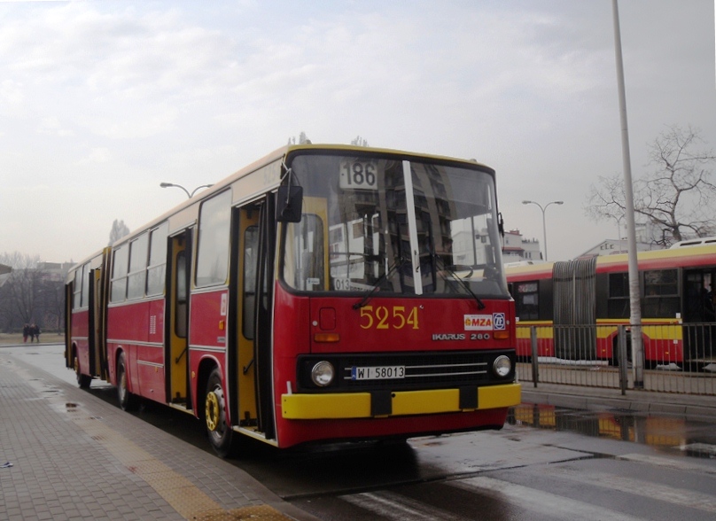 5254
186 to chyba najciekawsza pod względem taboru linia - dzisiaj 5254, w czwartek, piątek i poniedziałek 2306. Z góry przepraszam za ciasny kadr.
Słowa kluczowe: IK280 5254 186 Szczęśliwice