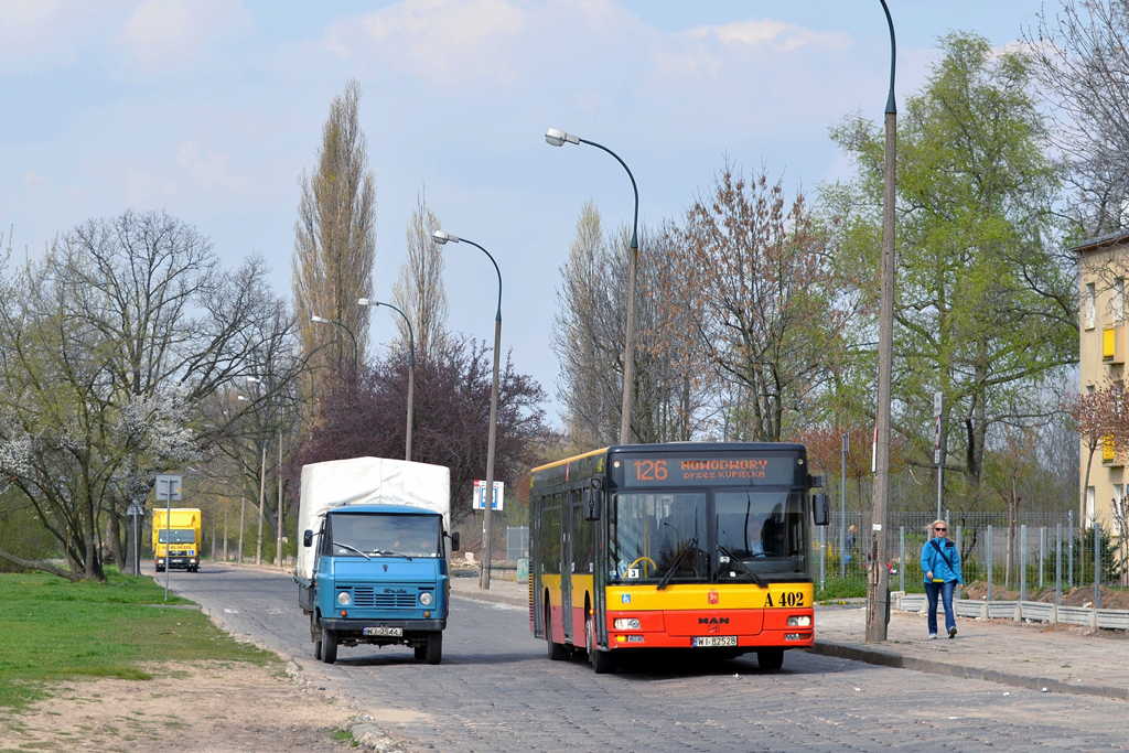 A402
ITSowy MAN wyprzedza leciwego już "Żuka" poruszającego się boczną jezdnią ulicy Marywilskiej.
Słowa kluczowe: NL223 A402 126 Marywilska