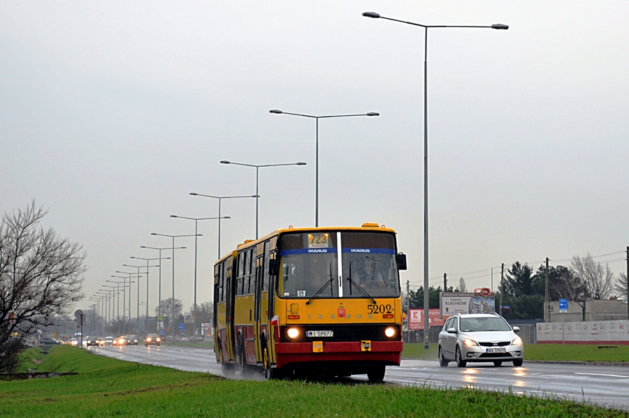 5202
Ikarus 280.37, r. produkcji 1992
Kilka dni temu wóz został przeniesiony na "Stalową", gdzie moim zdaniem dojeździ do najbliższego przeglądu, jak nie wcześniej...
Słowa kluczowe: IK280 5202 723 Modlińska