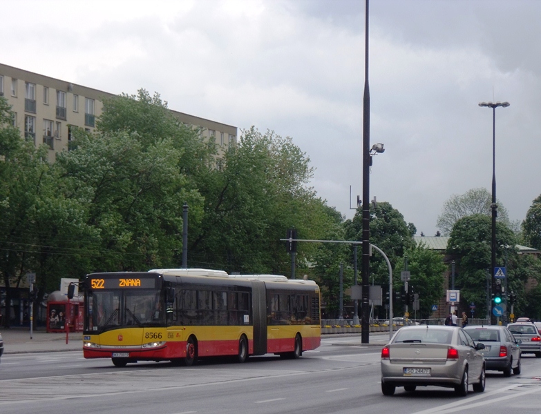 8566
W związku z zamknięciem odcinka Marszałkowskiej linię 520 podzielono na pół. Od Marysina do Centrum jeździ 520, a z Bielańskiej na Znaną 522. 
PS. Sorry, za te samochody po prawej, inaczej się nie dało
Słowa kluczowe: SU18 8566 522 placBankowy