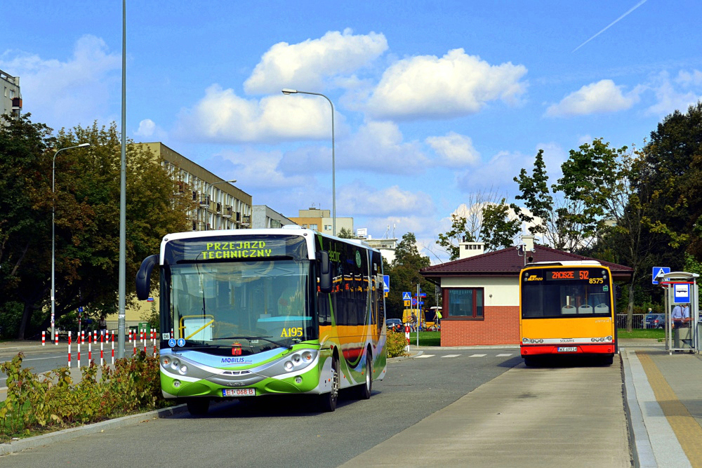 A195
Wóz w porównaniu z testowaną rok wcześniej wersją spalinową moim zdaniem wypadł o wiele lepiej. Jest bardzo zrywny, a do tego cichy. Ogólnie rzecz biorąc, wóz ma dwa minusy - brak siedzeń dostępnych z poziomu podłogi, co może doskwierać starszym i niepełnosprawnym osobom oraz drzwi, które dość powolnie się otwierają, albo wcale nie chcą zadziałać ;) Oczywiście pozdrowienia dla sympatycznego kierowcy, który opowiedział trochę o wozie i specjalnie ustawił go "na słońce".
Słowa kluczowe: CitySmile10E A195 107 Esperanto