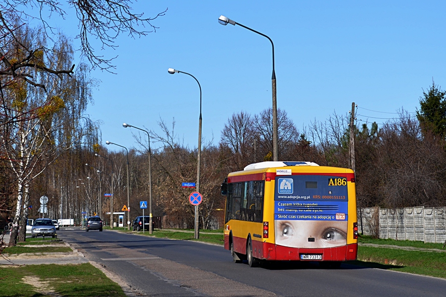 A186
Szarpiąco-trzeszcząco-wibrujący Jelcz zmierza w kierunku krańca Klemensiewicza. Po prawej stronie ogródki działkowe, na wprost las, a po lewej osiedle domków jednorodzinnych. Do "cywilizacji" dowozi linia 149, kursująca co 15 minut. Mógłbym tam zamieszkać...
Słowa kluczowe: M083C Libero A186 149 Bolimowska