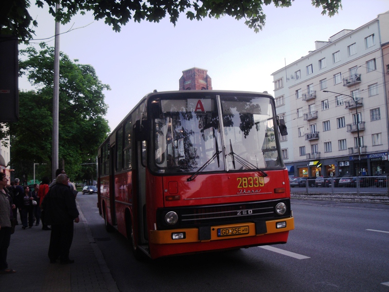 28339
Gdański lewarek szykuje się do odjazdu na linii A. Ze względu na to, że mojego aparatu nie da się uratować, za jakiś czas wyposażę się w coś porządniejszego - lustrzankę :)
Słowa kluczowe: IK260 28339 A PlacNarutowicza NocMuzeów