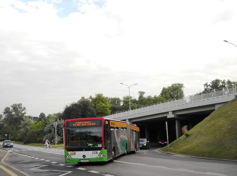 2336
To i ja dorzucę się do Contibusowej seryjki. Lublińskie Mercedesy obsługują dwie linie - C1 z Centrum Olimpijskiego do placu Wilsona i C2 z Centrum Olimpijskiego do Emilii Plater. A jak już jesteśmy w temacie kagańców to po hiper-szybkiej jeździe Mercem po Moście Gdańskim mogę stwierdzić, iż to prawda, wozy są "wolne" od blokady prędkości. :)
Słowa kluczowe: MPKLublin Contibus MercedesConectoG 2336 WybrzeżeGdyńskie