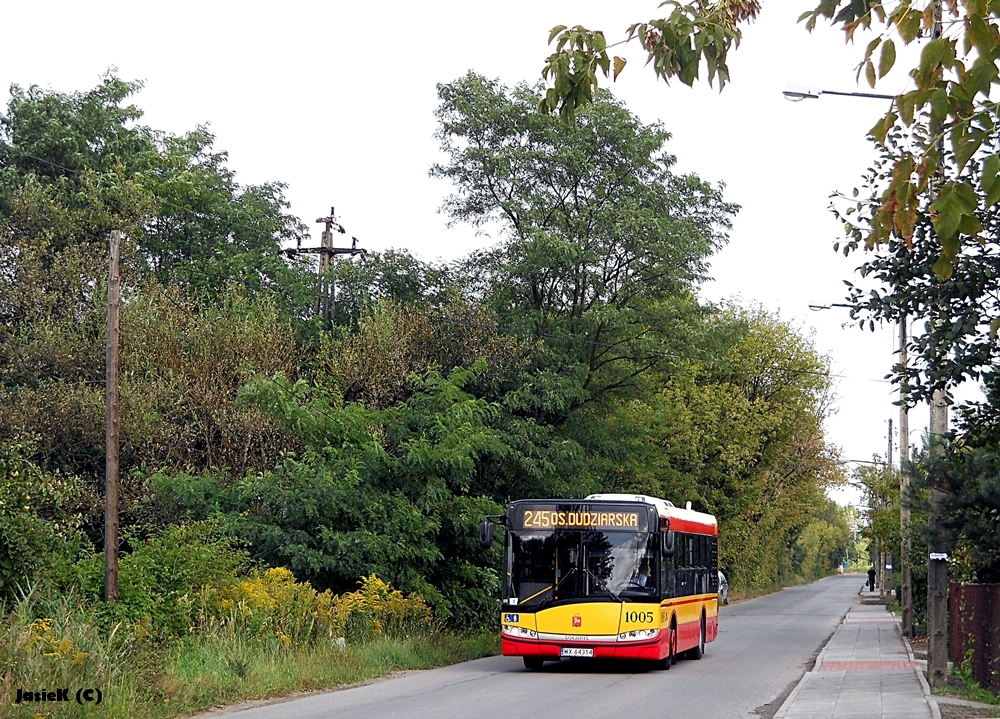 1005
U10-tka, która odziedziczyła imię po "Ostatnim Mohikaninie" śmiga w kierunku os. Dudziarska. 245 to tzw. socjal. Łączy "cywilizację" z osiedlem dla pracowników PKP oraz Areszt Śledczy Grochów.
Słowa kluczowe: SU10 1005 245 Chłopickiego