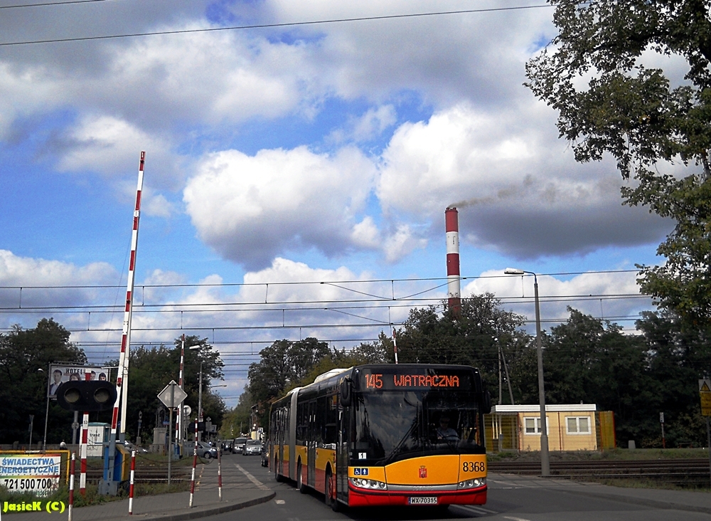 8368
Solarka na 145 śmiga przez przejazd którym nieraz za jednym razem potrafią przejechać i trzy pociągi powodując kilkuminutowe opóźnienia. W tle komin Ciepłowni Kawęczyn.
Słowa kluczowe: SU18 8368 145 Chełmżyńska