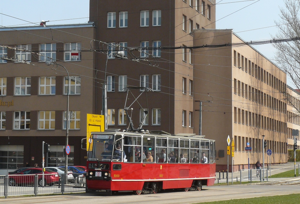 1000
Zabytkowe akwarium na tle Szkoły Głównej Służby Pożarniczej.
Słowa kluczowe: 105N 1000 35Bis Słowackiego