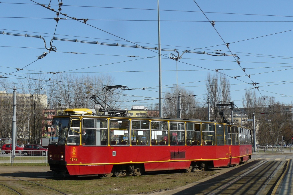 1178+1179
Wycofany z użytku w 2015 r. skład czerwonych mokotowskich stopiątek na linii zastępczej 73.
Linia ta jeżdziła na trasie M Młociny - Nocznickiego - Broniewskiego - Rondo Babka - Stawki - Marszałkowska - Nowowiejska - Al. Niepodległości - Wołoska - Służewiec i zastępowała linie 17 i 33.
Słowa kluczowe: 105Na 1178+1179 73 MetroMłociny