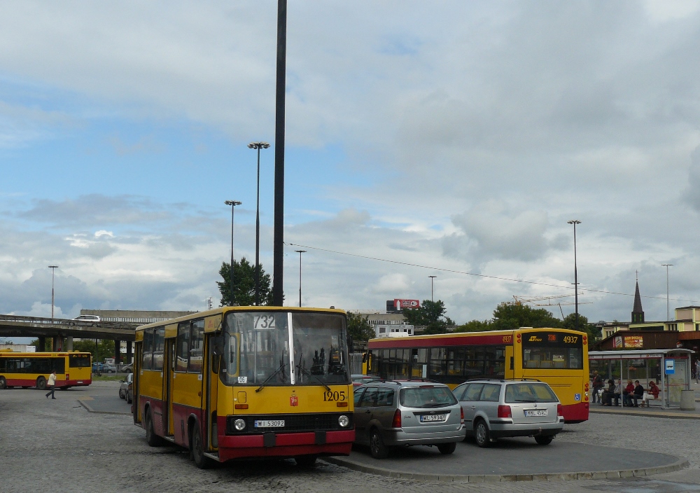 1205
Ostatni warszawski liniowy Ikarus 260.04, ale także: ostatni liniowy autobus z mechaniczną przekładnią w MZA, ostatni Ikarus z harmonijkowymi drzwiami czy ostatni Ikarus z numerem zaczynającym się od jedynki.

Słowa kluczowe: IK260 1205 732 ŻerańFSO