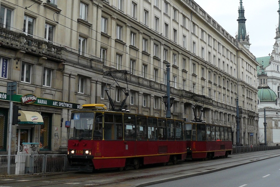 1376+1375
Taki klasyk się trafił, niestety jako nauka jazdy.
Słowa kluczowe: 105Na 1376+1375 Marszałkowska