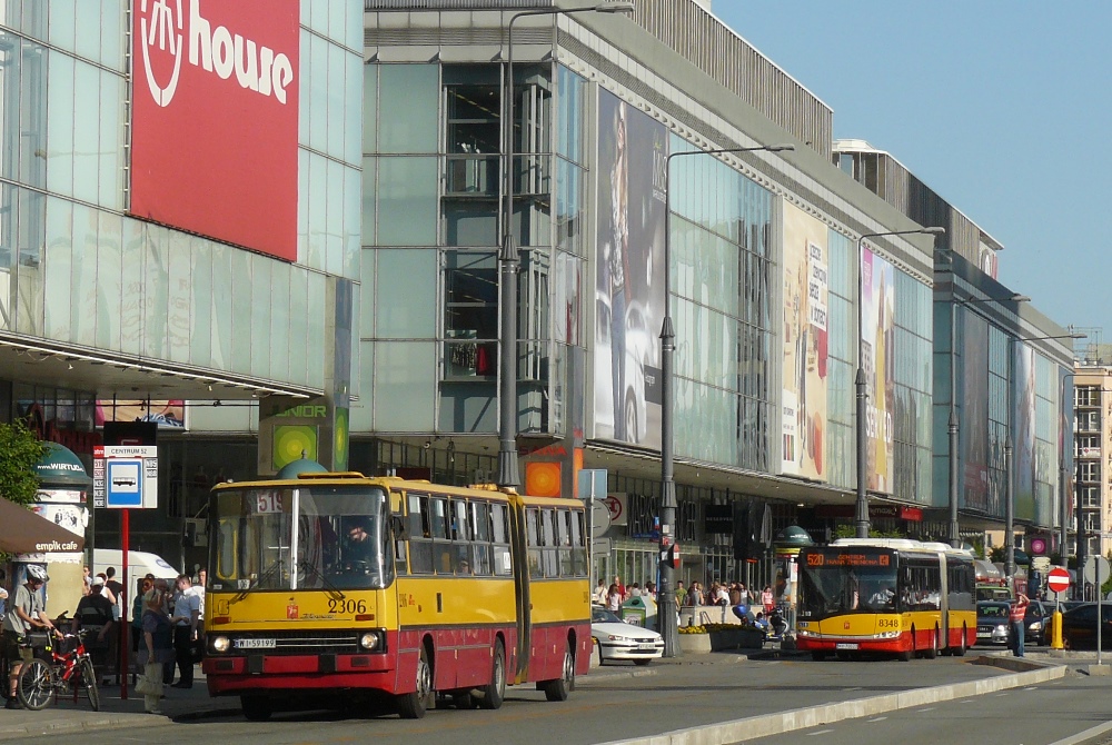 2306
Ostatni warszawski liniowy Ikarus 280 z mechaniczną przekładnią na tymczasowym krańcu linii 519.
Słowa kluczowe: IK280 2306 519 Marszałkowska