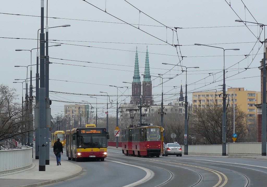 3371
718 jeszcze na lewym brzegu Wisły i jeszcze ze starym numerem. Obok skład sto-piątek 1318+1319 na 18
Słowa kluczowe: NG313 3371 718 AlejaSolidarności