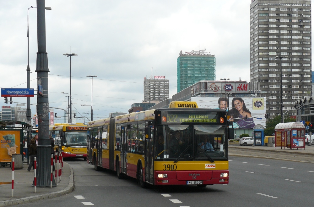 3910
Ostatni i zapowiadany staroć - ex-chełmski MAN na 522. 
522 w tym miejscu się nadal pojawia, ale to już nie ta wersja. Tamto 522 kursujące co kwadrans ( jeszcze przed redukcją częstotliwości do 20 min. związanej ze zmianą trasy 131, jeszcze w czerwcu 2009 roku ) i obsługiwane przez przegubowe Ikarusy ( R-6 i R-13 ), Jelcze i MANy - Solarisy ( czyli R-7 ) stanowiły wyraźną mniejszość. Co ciekawe - po zamknięciu Chełmskiej zastąpiła ją Stalowa, dzięki czemu nadal pojawiały się MANy ( w tym jak widać te ex. R-9 ). 
Słowa kluczowe: NG313 3910 522 Marszałkowska