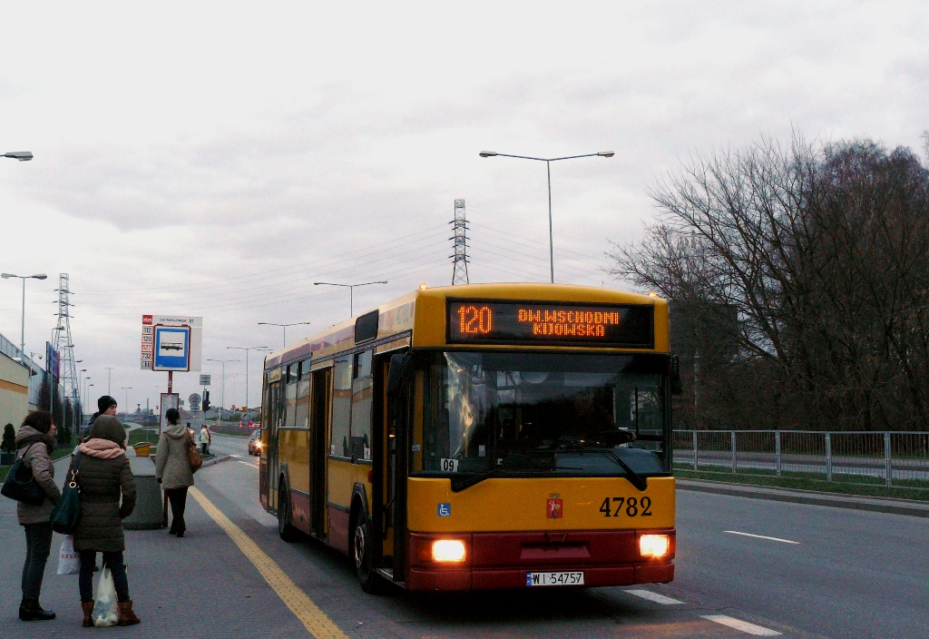 4782
Stare gnioty ( nie licząc zmodernizowanych ) ze Stalowej przetrwały w 2013 r. grudniową akcję eliminacji przedstawicieli starej gwardii, czyli Ikarusów i reszty Jelczy z lat 90-tych XX wieku. Niektóre egzemplarze przetrwały jeszcze pół roku.
Słowa kluczowe: M121M 4782 120 Głębocka