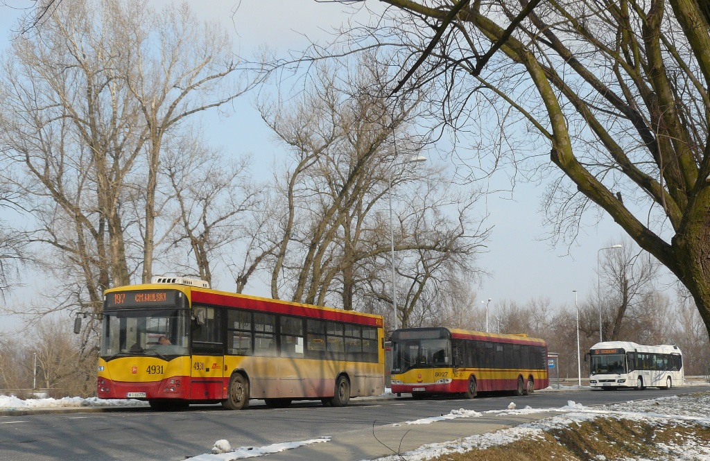 4931
Zdjęcie dodane ze względu na stojące z tyłu białe hybrydowe Volvo 7700 - testowane przez Mobilis pod numerem A159 ( często jeździł na 157 ).
Słowa kluczowe: M121I Volvo7700H 4931 A159 157 197 Gwiaździsta