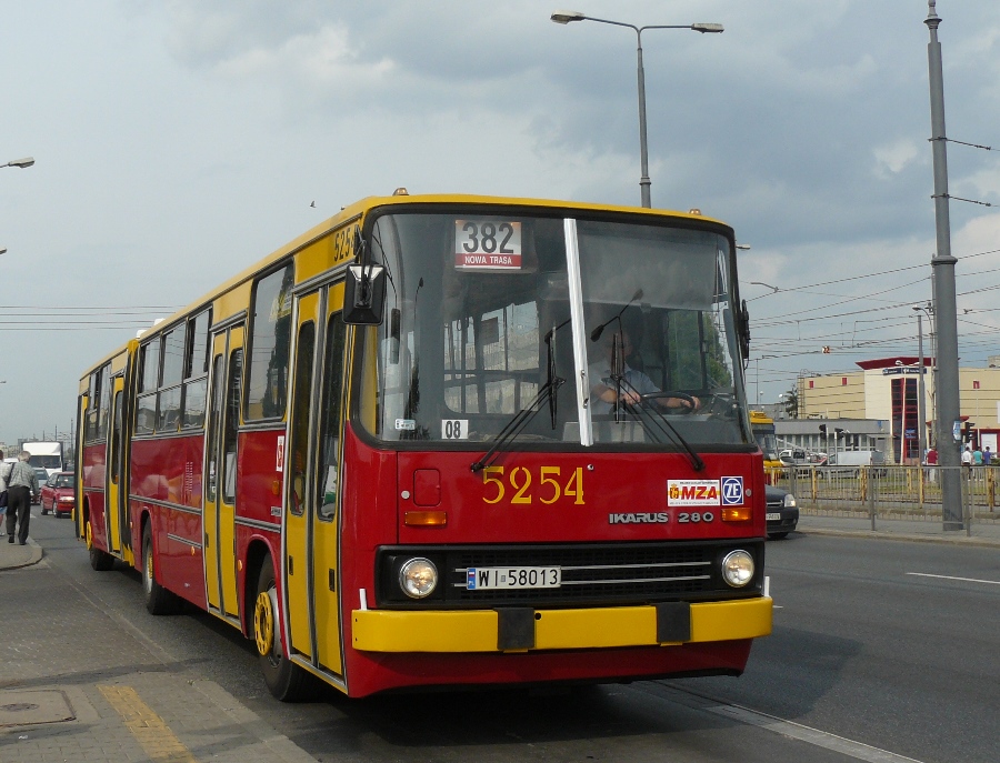 5254
Rok 2013 był przełomowy - wycofano pojazdy-symbole Warszawy czyli tramwaje 13N i autobusy Ikarus 280 i Ikarus 260. Na początek mojej serii dwa zabytkowe już wozy czyli 5254 i 6330.
Wóz 5254 na swojej stałej przez pewien czas linii czyli 382, którą obsługiwał będąc w posiadaniu ZEA R-10. Była to ciekawostka, bo 382 była linią na solówki.
Ikarus 280.37 MZK/MZA Warszawa 1992-2013.
Słowa kluczowe: Ik280 5254 382 Grójecka