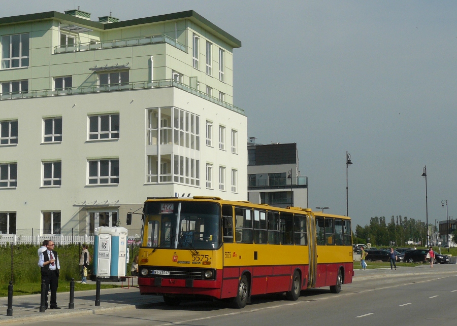 5575
Ikarusy dzięki czerwcowym zmianom zawitały na linii 422 - na której od początku istnienia wersji jeżdżącej na Aleję RP nie gościły.
Słowa kluczowe: IK280 5575 422 Branickiego