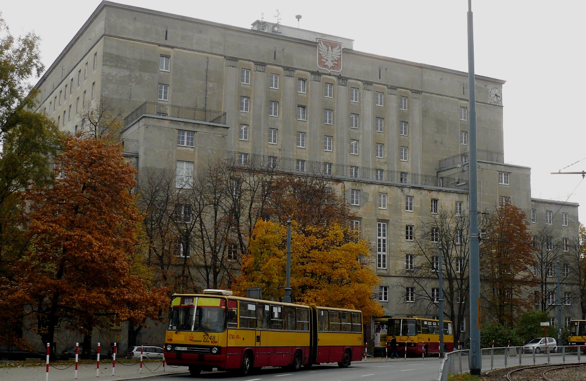 5748
Ekolog na linii cmentarnej i górujący za nim Dom Studencki Politechniki Warszawskiej „Akademik” ( Akademicka 5 ) wybudowany w 1930 roku.
Słowa kluczowe: IK280 5748 C63 PlacNarutowicza