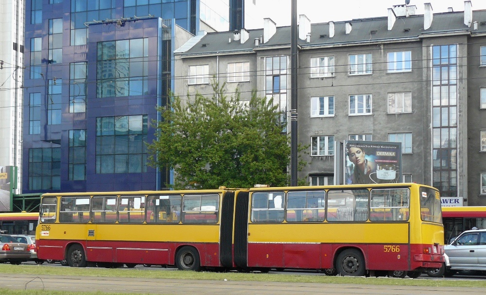 5766
Ekolog na przejeździe technicznym. To jeden z sześciu Ikarusów kupionych przez MPK Częstochowa w 2012 roku. Trafił tam jako jedyny ekolog bez klimatyzacji i otrzymał numer 152.
Słowa kluczowe: IK280 5766 AlejeJerozolimskie