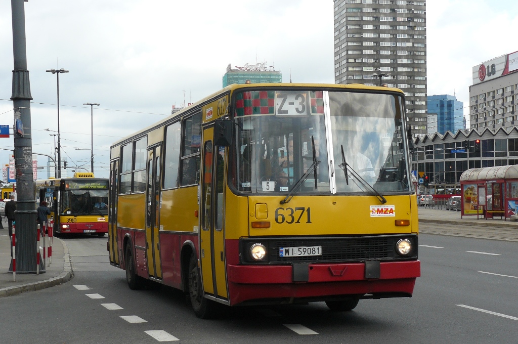 6371
Widoczne Z-3 jeździło na trasie Plac Wilsona => Metro Politechnika w maju i czerwcu 2009. W DP obsługiwane przez solówki z R-6 i R-7, a w weekendy przez przegubowce ( tylko nie pamiętam z  jakich zajezdni ).
Słowa kluczowe: IK260 6371 Z-3 Marszałkowska