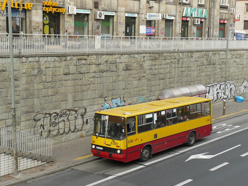 6380
Największy ( moim zdaniem ) hit zeszłorocznych Wszystkich Świętych, czyli krótki Ikarus na 182 ( normalnie zdominowanym przez długie Solarisy ).
Słowa kluczowe: IK260 6380 182 AlejaArmiiLudowej WS2011