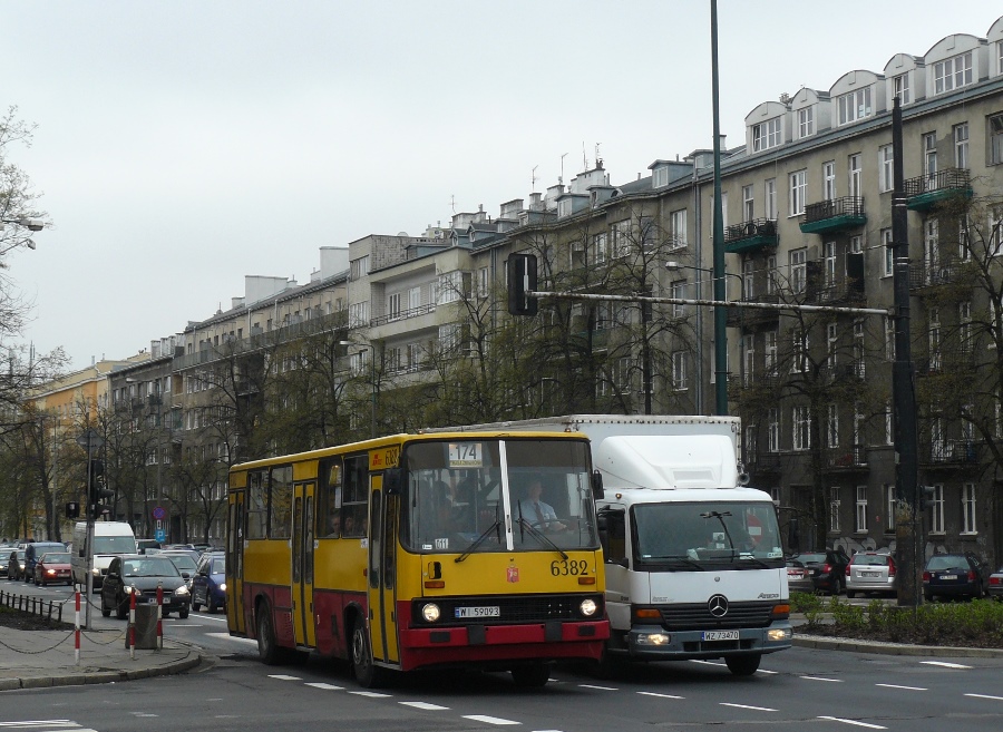 6382
W trakcie oczekiwania na zetkę trafił się Ikarus na 174.
Słowa kluczowe: IK260 6382 174 AlejaNiepodległości