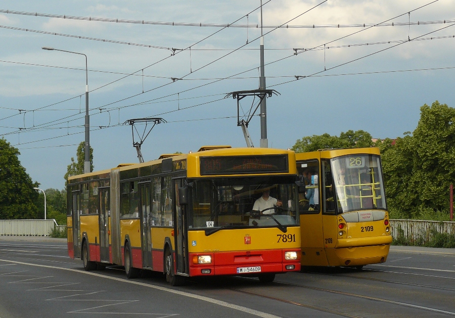 7891
Portret odkurzacza kończącego pracę.
Słowa kluczowe: M181M 7891 805 AlejaSolidarności