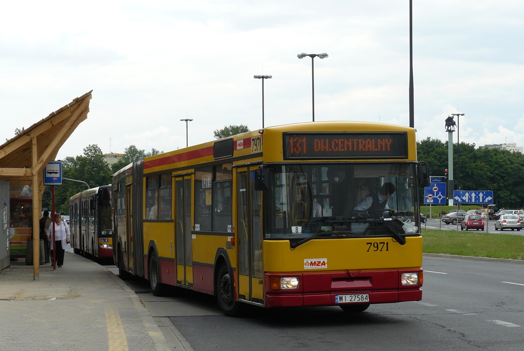 7971
W 2009 roku R-6 obsługiwała w weekendy 131 ( po zmianie trasy 131 i zmniejszeniu częstotliwości 522 ) - początkowo trzy brygady, później jedna.
Słowa kluczowe: M181M 7971 131 Waryńskiego