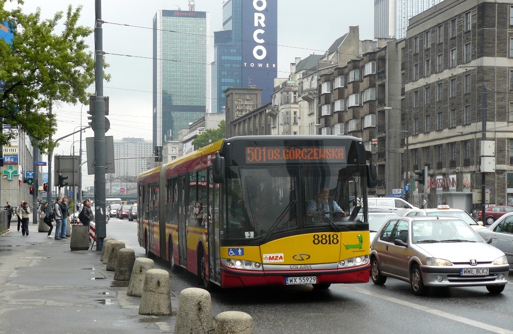 8818
Historyczny widok: autobus z ZEA Redutowa ( który zawiesił działalność dwa lata i miesiąc temu ) na linii 501, która obecnie nie zapuszcza się  przez Wolę na Bemowo. Sam wóz trafił na Stalową, by po ponad roku wylądować na Woronicza.
Słowa kluczowe: SU18 8818 501 AlejeJerozolimskie