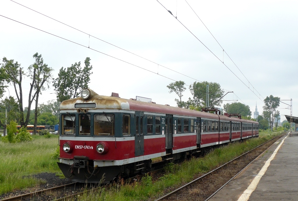 EN57-1741
Kibel ( rok produkcji 1989 ) wówczas z Lubelskiego Zakładu Przewozów Regionalnych oczekuje na odjazd jako tzw. Klasa, czyli pociąg pracowniczy relacji Warszawa Zachodnia => Warszawa Główna Towarowa ( przez Odolany ). Kibel został przeznaczony w 2015 roku przez PR na złom ( ostatnia naprawa rewizyjna wykonana w 2007 roku - brak naprawy głównej ), zaś Klasa od kliku lat nie funkcjonuje.
Słowa kluczowe: EN57 EN57-1741 DworzecZachodni WarszawaZachodnia