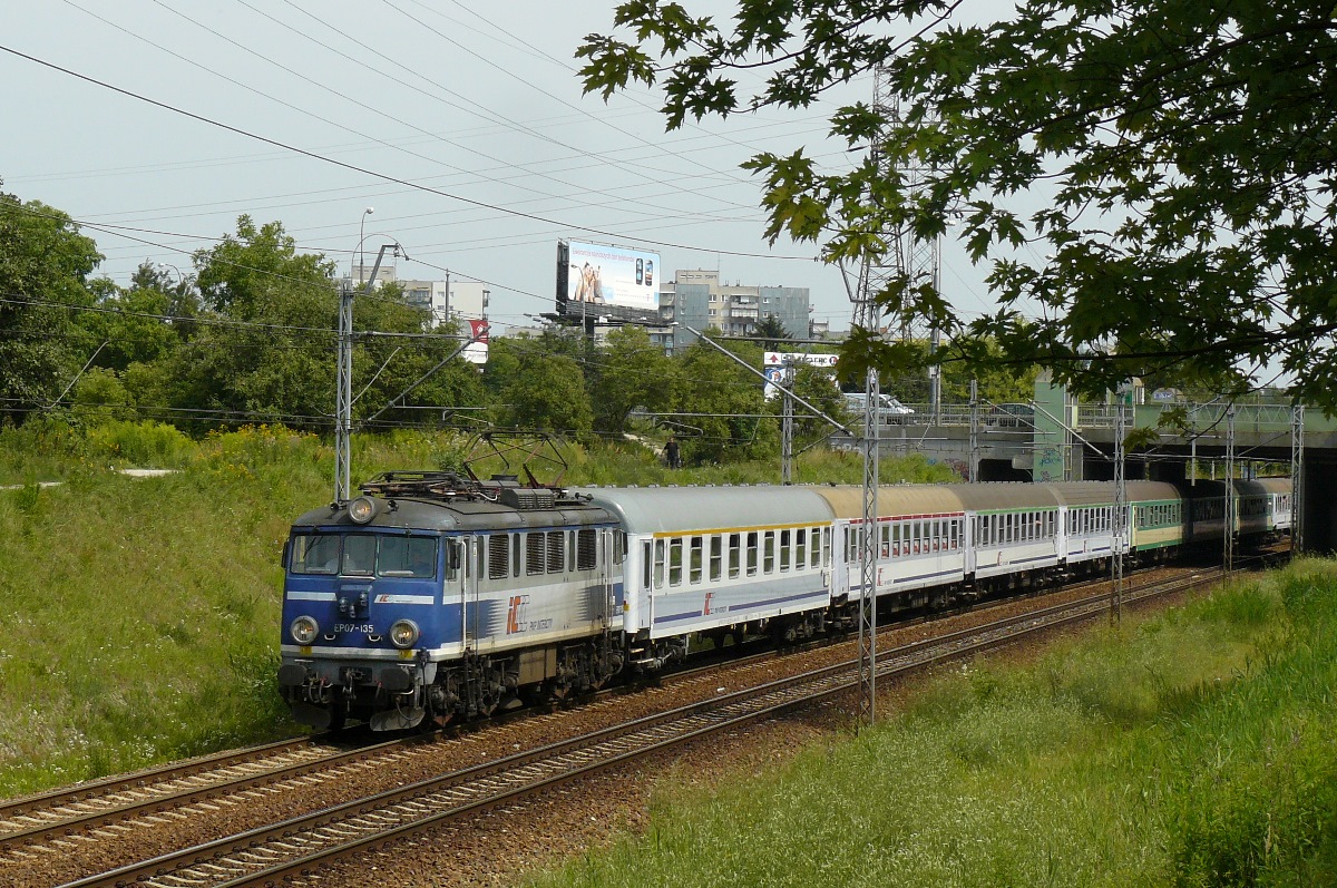 EP07-135
EP07-135 ( rocznik 1970 ) z pociągiem TLK 38108 Pobrzeże Kraków => Kołobrzeg. Odstawiona do naprawy głównej w 2016 r. zaś w kwietniu tego roku została zezłomowana.
Słowa kluczowe: EP07 EP07-135 WarszawaRakowiec