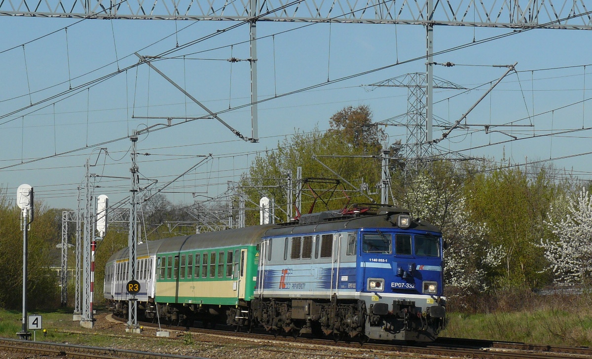 EP07-332
EP07-332 ( rocznik 1984, do 7.2003 jako EU07 ) z pociągiem TLK Stanisław Wysocki 41100 Częstochowa => Warszawa. Reflektory tzw. telewizor lokomotywa otrzymała w trakcie naprawy rewizyjnej w 1999 roku.
Słowa kluczowe: EP07 EP07-332