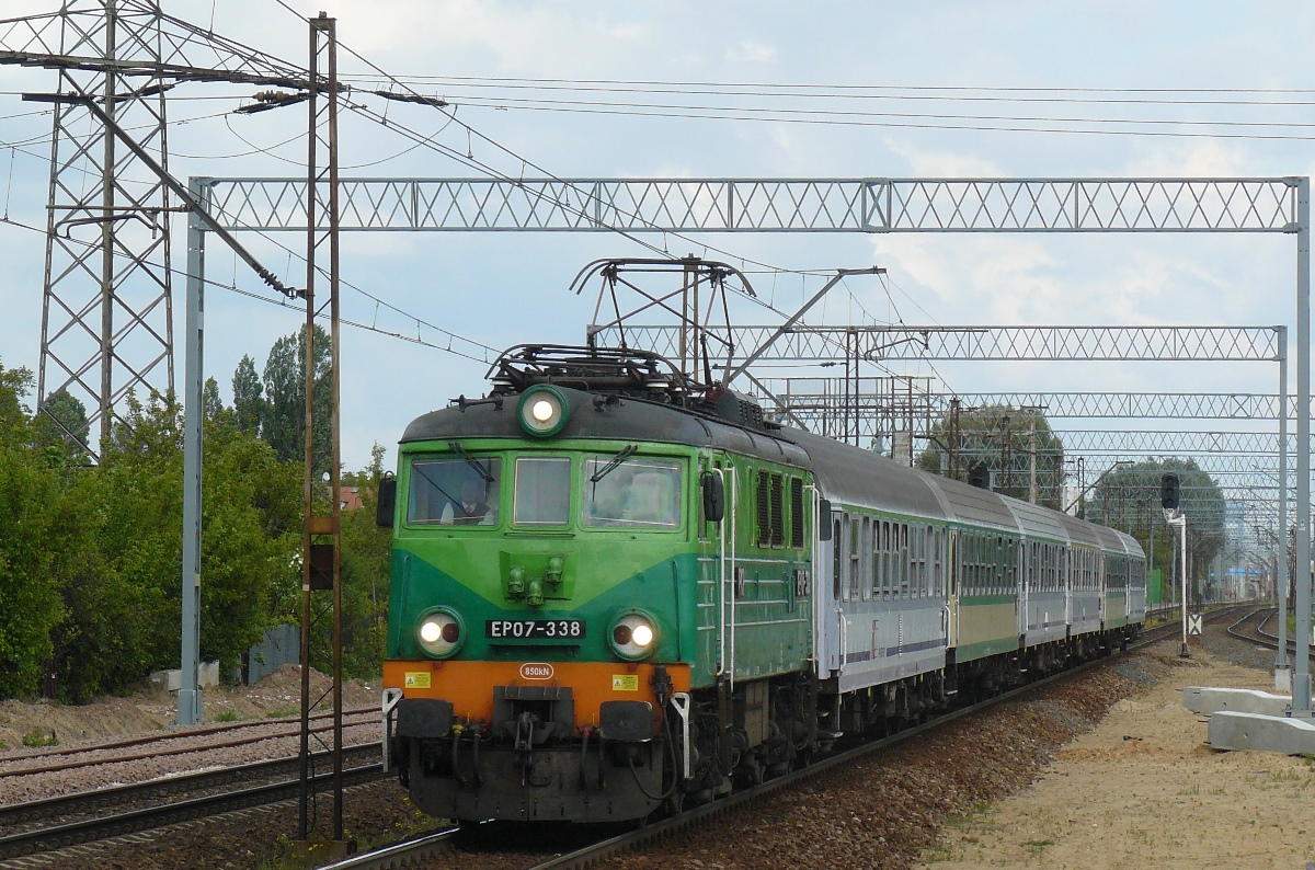 EP07-338
Trapez ze składem TLK 19109 Chochoł Warszawa Wsch. => Łódź Kaliska.
Słowa kluczowe: EP07 EP07-338 WarszawaUrsusNiedźwiadek