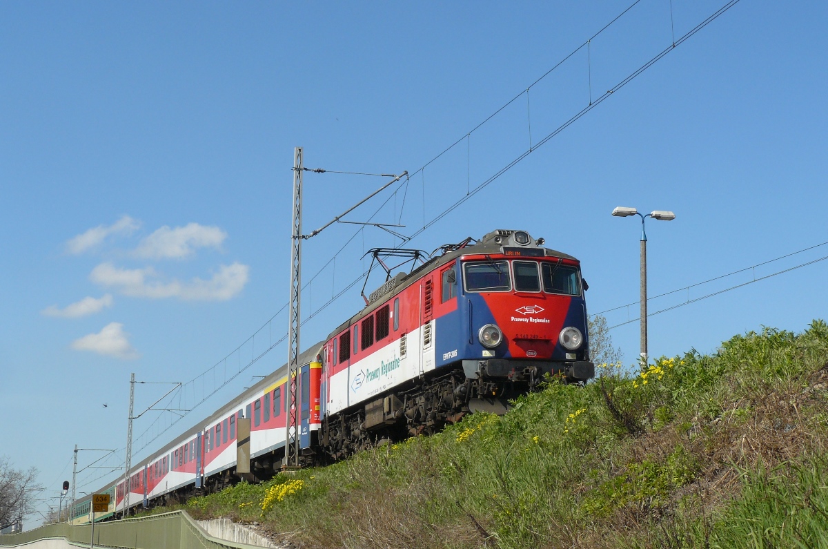 EP07P-2005
EP07P-2005 (rocznik 1973, modernizacja grudzień 2012). W 2012 roku jako EU07-226 kupiona przez Przewozy Regionalne od PKP IC. Na zdjęciu z pociągiem IR Warta 72110 Poznań => Lublin.
Słowa kluczowe: EP07P EP07P-2005 WarszawaZoo