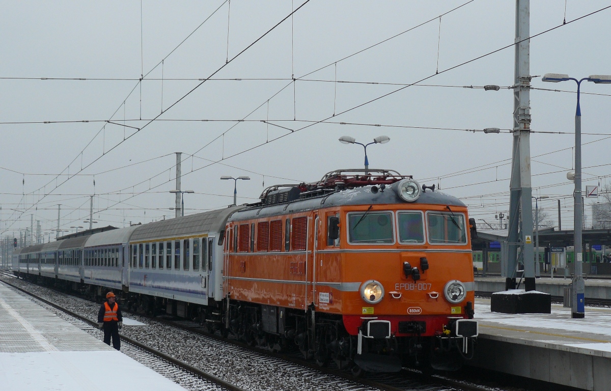 EP08-007
Ósemka po przyprowadzeniu pociągu TLK 53106 Norwid Gdynia Gł. => Kraków Gł. - pierwszego po ukończonej dzień wcześniej naprawie rewizyjnej ( w lokomotywowni PKP IC Gdynia Grabówek ). To w trakcie tejże naprawy lokomotywie po prawie ośmiu latach przywrócono pomarańczowe barwy. Ponowna utrata tych barw związana jest z trzecią naprawą główną w 2015 r..
Słowa kluczowe: EP08 EP08-007 WarszawaWschodnia